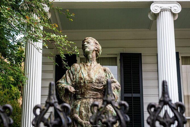 Explore New Orleans' Garden District: Private 2-hour Walking Tour - Commanders Palace Exterior Stop: A Victorian Landmark Without the Overhead