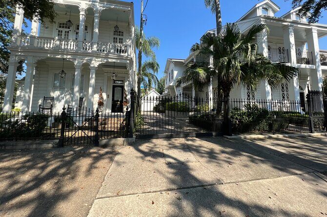Garden District Architecture Walking Tour in New Orleans - How your guide connects slavery-era realities to the streets you see