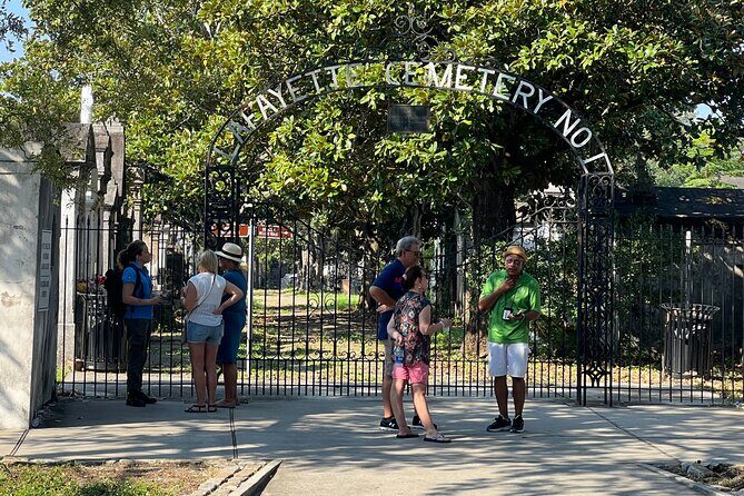 Garden District Architecture Walking Tour in New Orleans - What a 2-hour walk feels like in real life (start time, flow, and pacing)