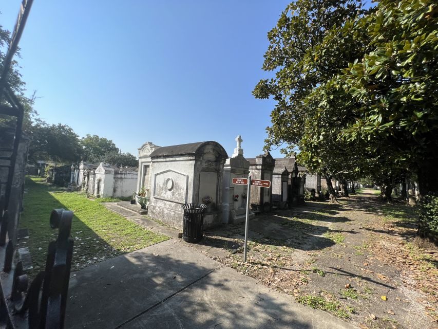 New Orleans : Best of Ghost & Voodoo Experience Walking Tour - Price and What You’re Really Paying For at $20