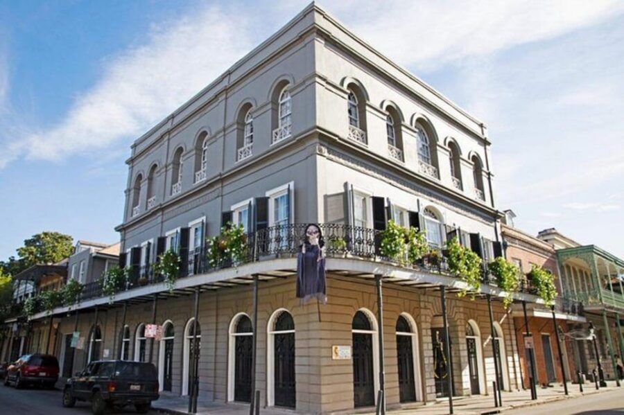 New Orleans: City and Cemetery Sightseeing Tour - St. Louis Cemetery No. 3: Above-Ground Tombs and Burial Customs