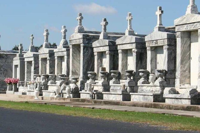 New Orleans City, Cemetery and Swamp Full-Day Tour - St. Louis Cemetery No. 3: included admission and a short, focused walk