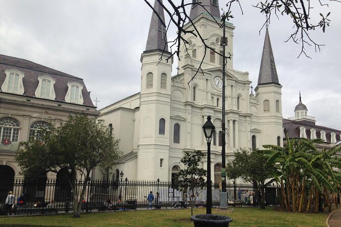 New Orleans Drunk History Tour - Bar Stops and To-Go Drinks: How the Night Actually Works