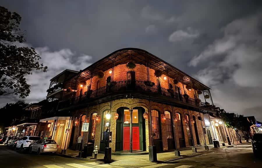 New Orleans: French Quarter Ghosts Haunted Walking Tour - Stop 1: Jackson Square and the executioner’s ghost