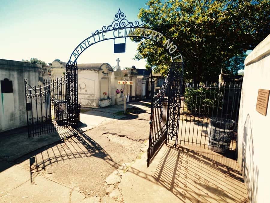 New Orleans: Garden District and Lafayette Cemetery Tour - St. Charles Avenue Streetcar: why this tour starts with wheels