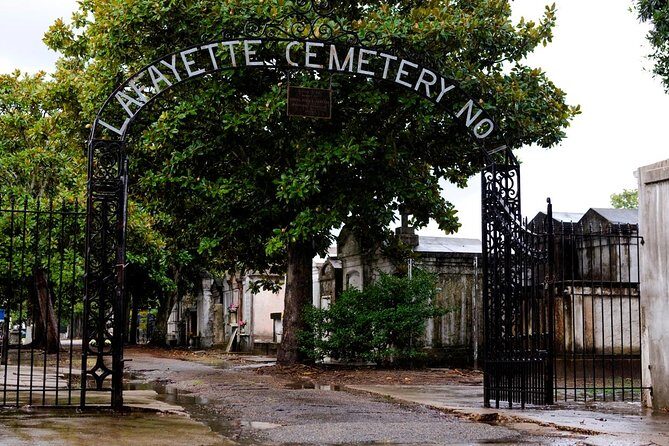 New Orleans Garden District Tour - The Antebellum mansion streets: how the architecture gets explained