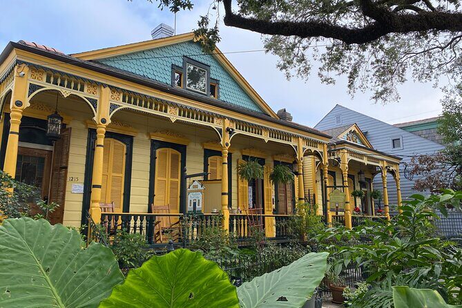 New Orleans: Highlights of the French Quarter - Garden District and Magazine Street: mansions, mansions, and the working-class contrast