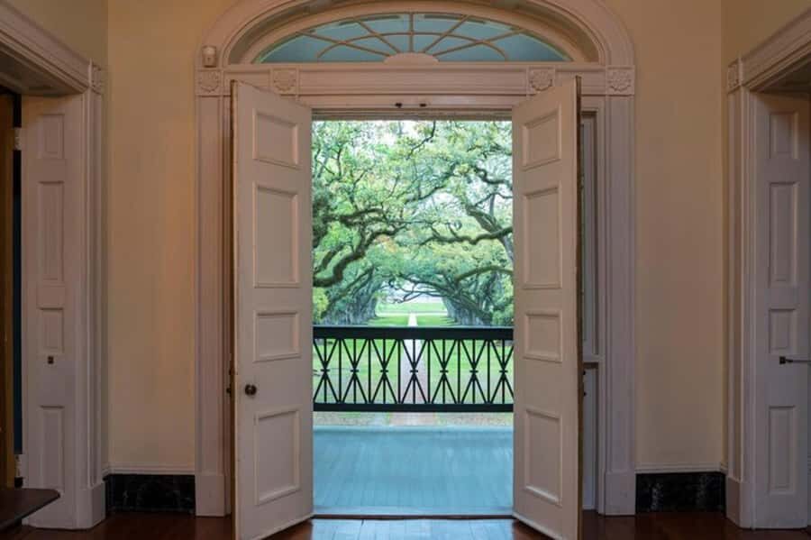 New Orleans: Oak Alley Plantation Tour with Hotel Transfers - The 35-Minute Guided Mansion Tour: What the Guide Actually Does