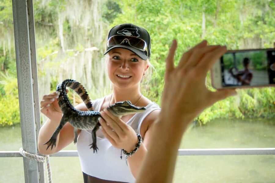New Orleans: Swamp & Bayou Boat Tour with Transportation - If you care about comfort: winter clothing and the pontoon advantage