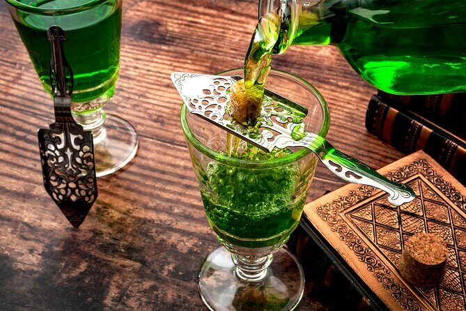 Sip and Saunter: Daytime Cocktail Tour - Food stops to watch for: gumbo, muffuletta, oysters