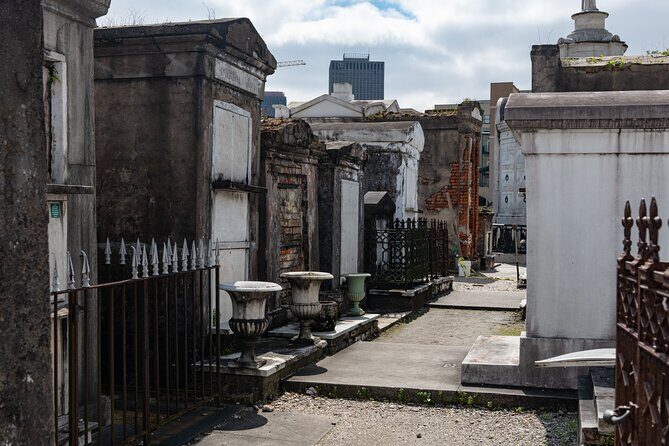 St Louis Cemetery No.3 New Orleans Burial Tradition Audio Guide - The “45 minutes to 1 hour” reality: how much time you should set aside