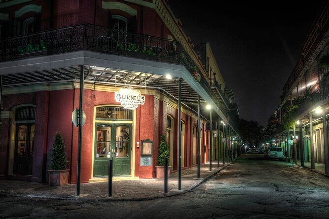 The New Orleans Dark Side Tour - The dark side theme: voodoo, vampires, ghosts, and the Courtyard details